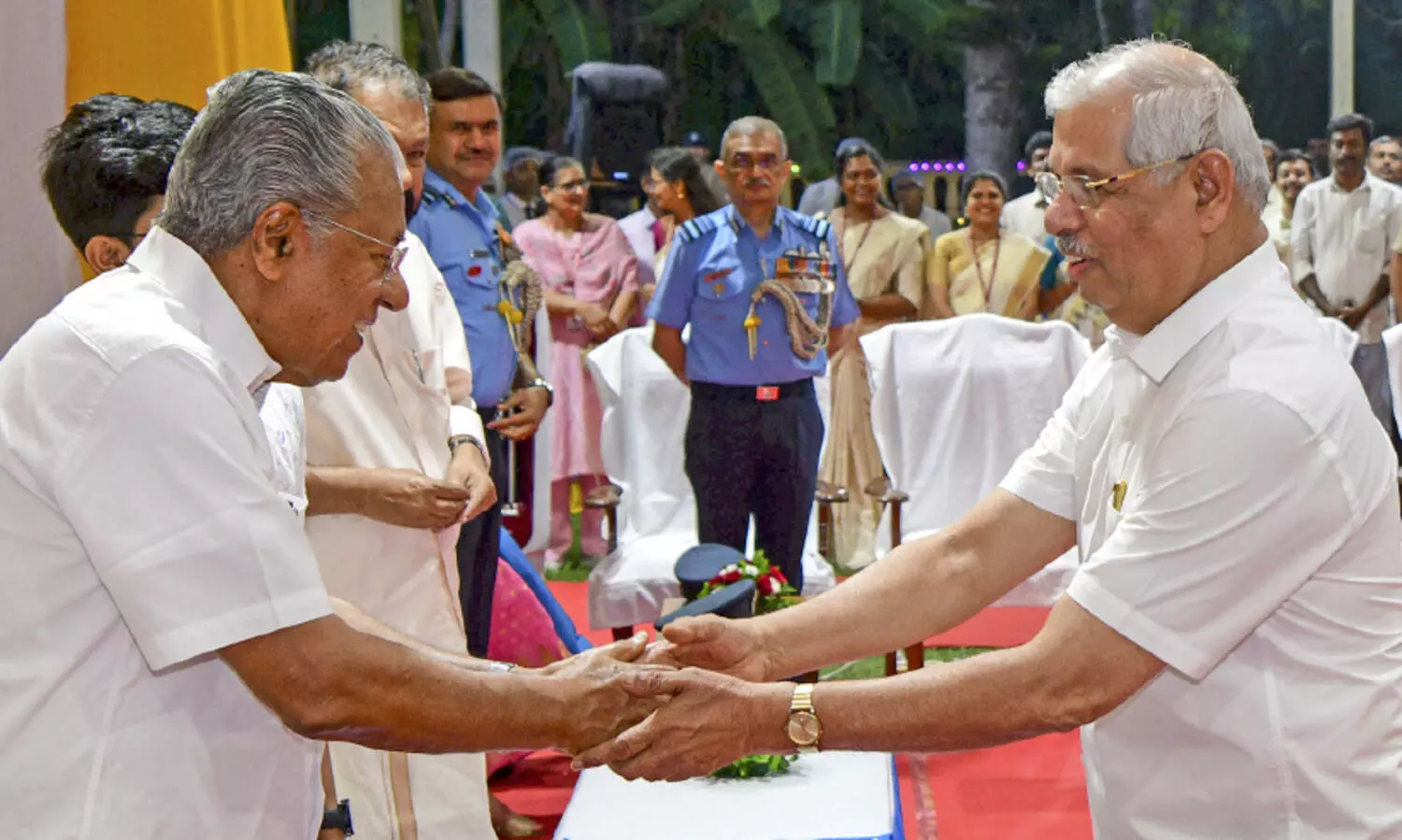 രാജ്​ഭവൻ ബന്ധം മെച്ചപ്പെടുത്താൻ സർക്കാർ; ഗവർണറുടെ വിരുന്നിൽ പ​ങ്കെടുത്ത്​ മുഖ്യമന്ത്രി