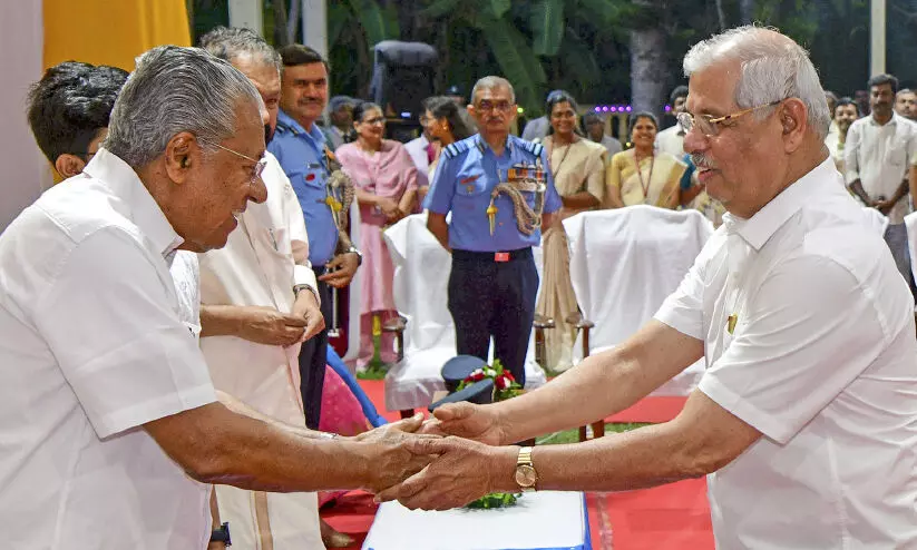 രാജ്​ഭവൻ ബന്ധം മെച്ചപ്പെടുത്താൻ സർക്കാർ; ഗവർണറുടെ വിരുന്നിൽ പ​ങ്കെടുത്ത്​ മുഖ്യമന്ത്രി
