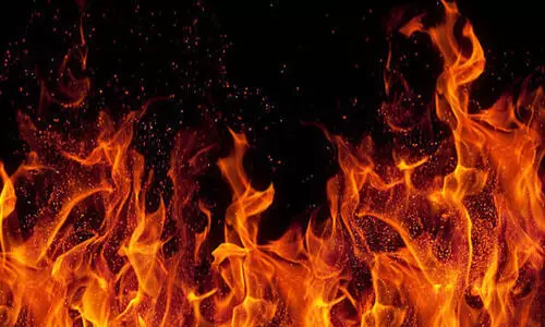 ജി​ലീ​ബി​ൽ തീ​പി​ടി​ത്തം; മൂ​ന്നു​പേ​ർ​ക്ക് പ​രി​ക്ക്