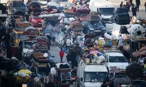 അവർ തിരിച്ചുവരുന്നു; തകർന്ന വീടകങ്ങളിലേക്ക്