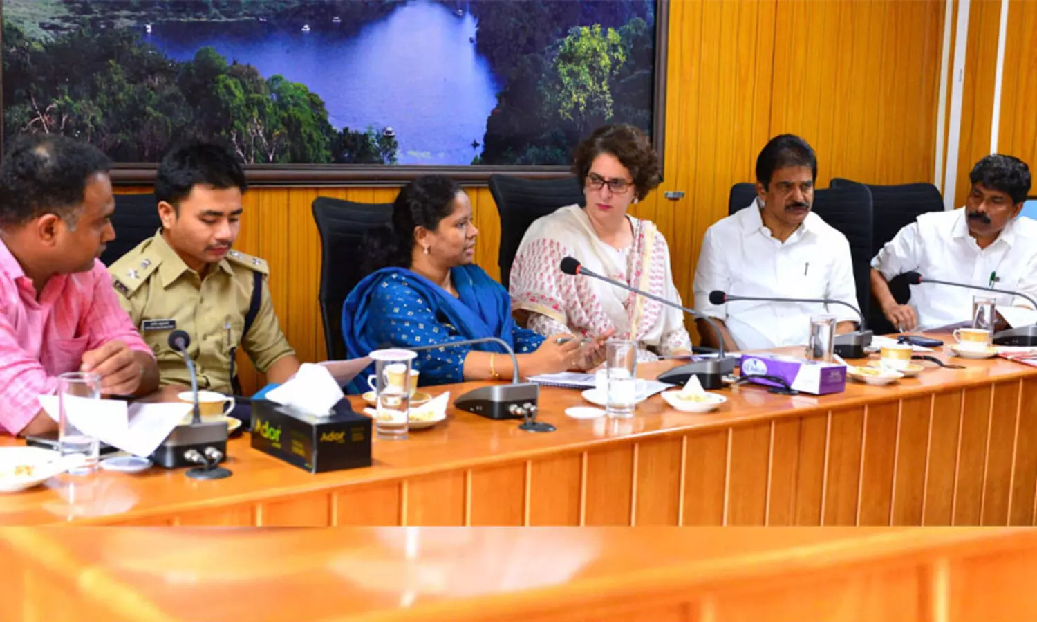 വയനാട്ടിലെ ജനങ്ങളുടെ സുരക്ഷ ഉറപ്പ് വരുത്തണം -പ്രിയങ്ക ഗാന്ധി