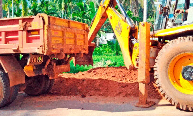 പുരയിട ഭൂമിയിലെ പ്രവർത്തനം തടയാൻ വില്ലേജ് ഓഫിസർക്ക് അധികാരമില്ല -ഹൈകോടതി