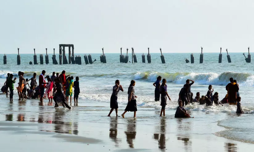 സുരക്ഷയില്ലാതെ കോഴിക്കോട് ബീച്ച് സുരക്ഷയില്ലാതെ കോഴിക്കോട് ബീച്ച്
