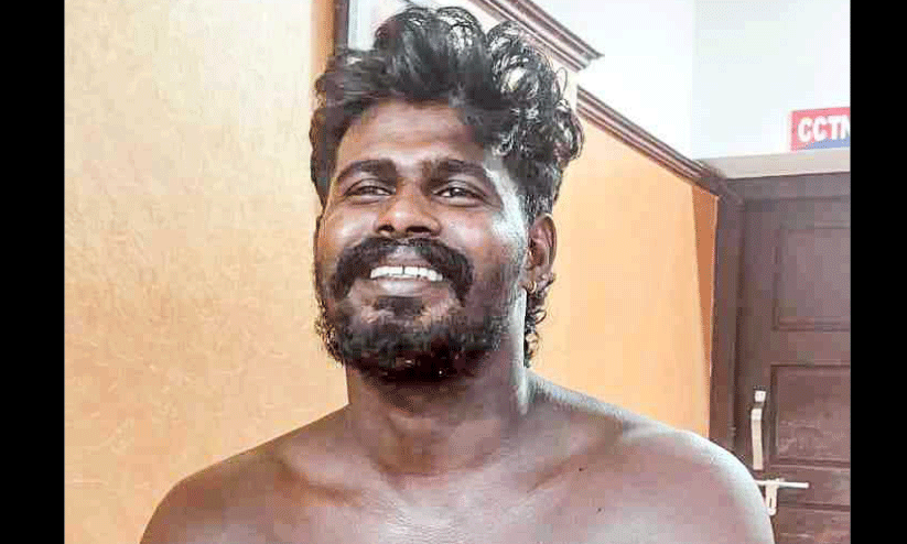 പൊലീസ് സ്റ്റേഷന് മുന്നിൽ ബാർ ജീവനക്കാരനെ വെട്ടിയും കുത്തിയും പരിക്കേൽപിച്ചു പൊലീസ് സ്റ്റേഷന് മുന്നിൽ ബാർ ജീവനക്കാരനെ വെട്ടിയും കുത്തിയും പരിക്കേൽപിച്ചു