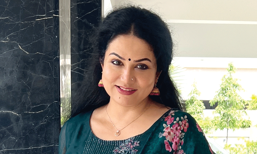 എന്റേത് പള്ളിയുമായി ചേർന്നുനിൽക്കുന്ന കുടുംബം -ഷീലു എബ്രഹാം എന്റേത് പള്ളിയുമായി ചേർന്നുനിൽക്കുന്ന കുടുംബം -ഷീലു എബ്രഹാം