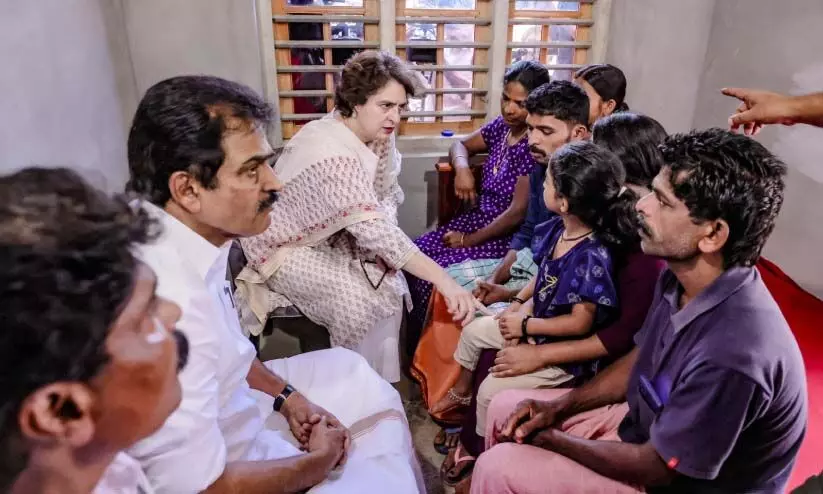 കടുവയുടെ ആക്രമണം: പ്രിയങ്ക ഗാന്ധി രാധയുടെ വീട്ടിലെത്തി