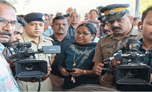 ‘വേ​ണ​മെ​ങ്കി​ല്‍ പൊ​ലീ​സ് പു​റ​ത്ത് വ​ര​ട്ടെ, അ​ക​ത്ത് വ​രാ​ന്‍ പ​റ്റി​ല്ല’ -കഴിഞ്ഞ മാസം സ്റ്റേഷനിൽ എത്തിയ ചെ​ന്താ​മ​ര പുറത്തുനിന്നു; ഡി​വൈ.​എ​സ്‌.​പി അങ്ങോട്ട് ചെന്ന് സം​സാ​രി​ച്ചു