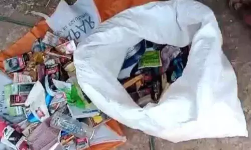 മാലിന്യം തോട്ടിൽ തള്ളി; ചാ​ക്കി​ൽ നി​ന്ന് കി​ട്ടി​യ ഫോ​ൺ ന​മ്പ​ർ കേ​ന്ദ്രീ​ക​രി​ച്ച് അ​ന്വേ​ഷ​ണം