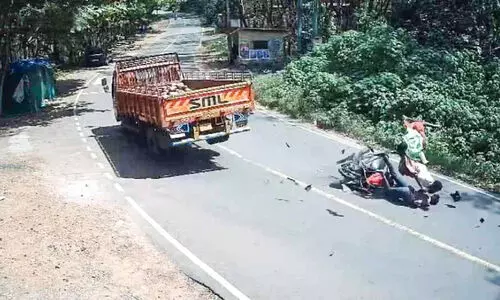 സ്‌കൂട്ടറും മിനിലോറിയും കൂട്ടിയിടിച്ച്​ മൂന്നുപേര്‍ക്ക് പരിക്ക്