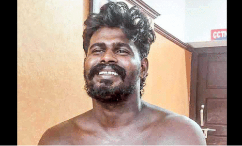 പൊലീസ് സ്റ്റേഷന് മുന്നിൽ ബാർ ജീവനക്കാരനെ വെട്ടിയും കുത്തിയും പരിക്കേൽപിച്ചു