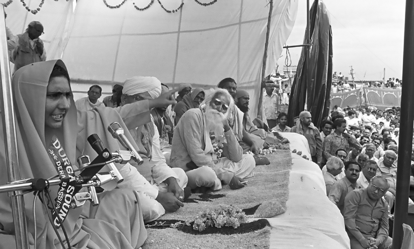 ഋതംബരയെ പുരസ്കരിക്കുമ്പോൾ...