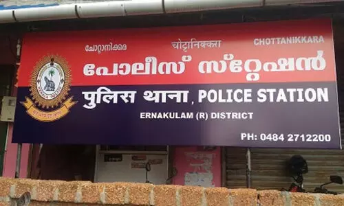 കഴുത്തിൽ കയർ മുറുകിയ പരിക്ക്, കൈയിലെ മുറിവിൽ ഉറുമ്പരിക്കുന്നു, അർധനഗ്നയായി 19കാരിയെ ഗുരുതരാവസ്ഥയിൽ കണ്ടെത്തി; ആൺ സുഹൃത്ത് പിടിയിൽ