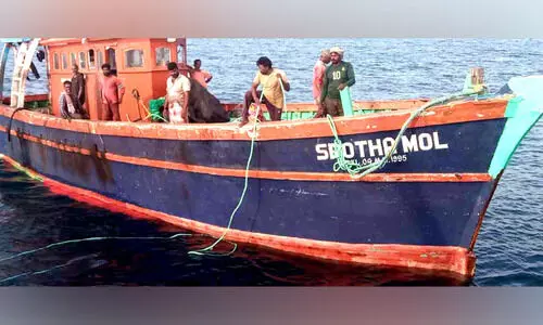 എൻജിൻ നിലച്ച ബോട്ട് കടലിൽ കുടുങ്ങി: എട്ടു തൊഴിലാളികളെ രക്ഷപ്പെടുത്തി