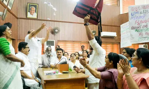 മാ​സ്റ്റ​ർ പ്ലാ​ൻ: മേ​യ​റെ വ​ള​ഞ്ഞ് പ്ര​തി​പ​ക്ഷ കൗ​ൺ​സി​ല​ർ​മാ​ർ