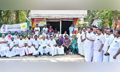 റേ​ഷ​ൻ വി​ത​ര​ണ പ്ര​തി​സ​ന്ധി: കടകൾക്ക് മുന്നിൽ കോ​ൺ​ഗ്ര​സ് ധ​ർ​ണ