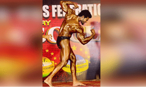 അവധിക്ക് നാ​ട്ടി​ൽ പോ​യ മ​ല​യാ​ളി തി​രി​ച്ചെ​ത്തി​യ​ത് ‘മി​സ്റ്റ​ർ കേ​ര​ള​’യാ​യി