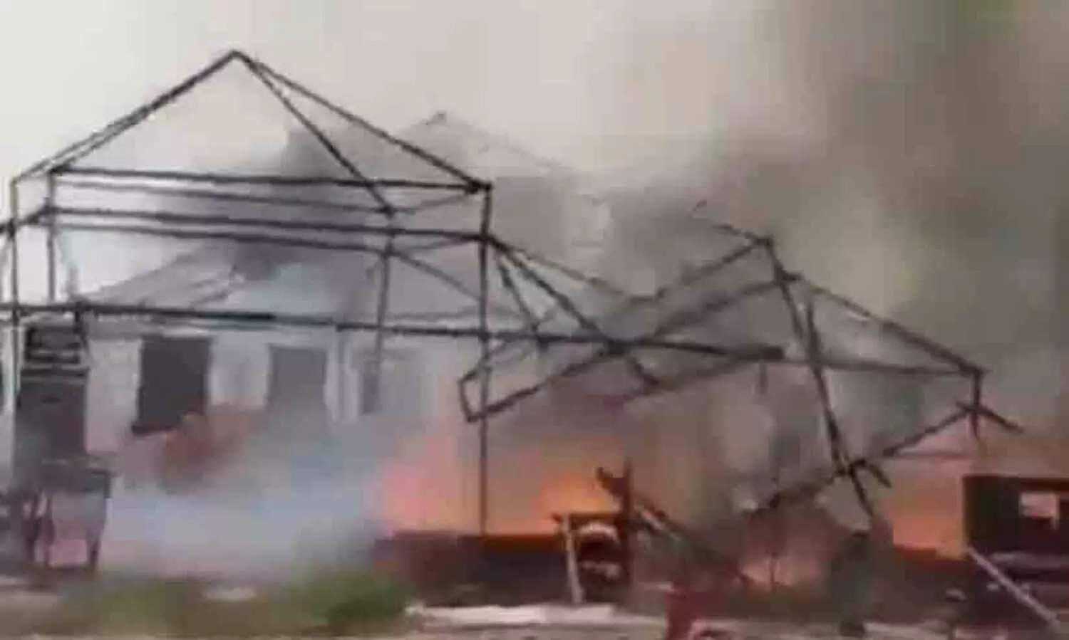 പ്രയാഗ് രാജിലെ മഹാ കുംഭമേളയിൽ ദുരന്തമൊഴിയുന്നില്ല; തീർത്ഥാടകർക്ക് വിശ്രമിക്കാനുള്ള ടെന്റുകൾക്ക് തീപിടിച്ചു