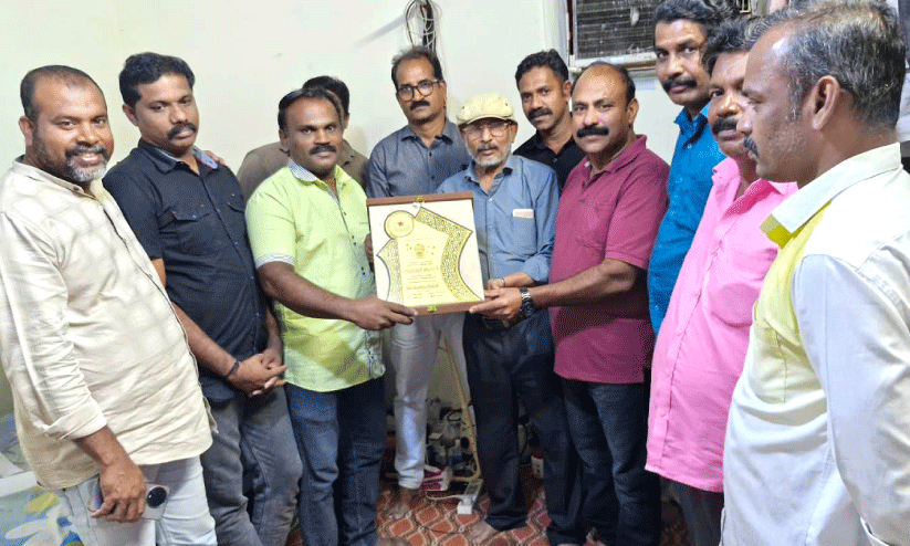 42 വർഷം നീണ്ട പ്രവാസത്തിന് വിരാമം; രഘുനാഥൻ മേശിരിക്ക് യാത്രയയപ്പ് 42 വർഷം നീണ്ട പ്രവാസത്തിന് വിരാമം; രഘുനാഥൻ മേശിരിക്ക് യാത്രയയപ്പ്