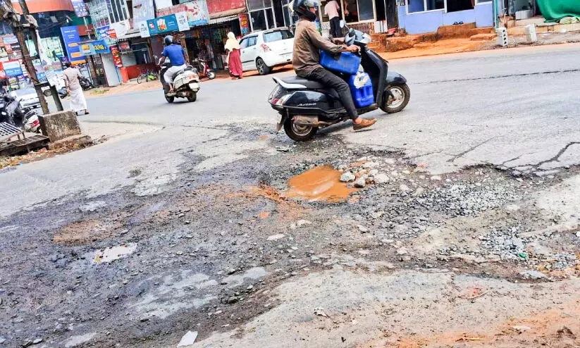 അപകടക്കുഴിയൊരുക്കി മങ്കട ടൗൺ