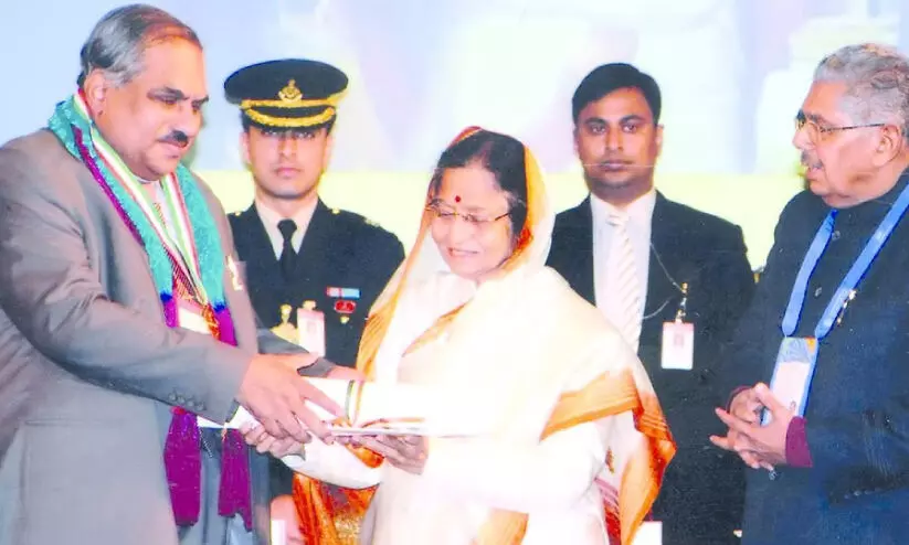 നിസ്വാർഥനായ മനുഷ്യസ്നേഹി നിസ്വാർഥനായ മനുഷ്യസ്നേഹി