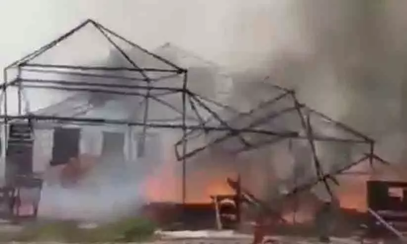 പ്രയാഗ് രാജിലെ മഹാ കുംഭമേളയിൽ ദുരന്തമൊഴിയുന്നില്ല; തീർത്ഥാടകർക്ക് വിശ്രമിക്കാനുള്ള ടെന്റുകൾക്ക് തീപിടിച്ചു പ്രയാഗ് രാജിലെ മഹാ കുംഭമേളയിൽ ദുരന്തമൊഴിയുന്നില്ല; തീർത്ഥാടകർക്ക് വിശ്രമിക്കാനുള്ള ടെന്റുകൾക്ക് തീപിടിച്ചു