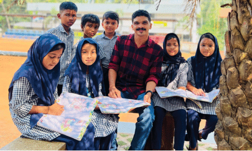 സോഷ‍്യൽ മീഡിയയിൽ വൈറലായ ഷഫീഖ് മാഷ് അധ‍്യയനം രസകരമാക്കുന്നത് ഇങ്ങനെയാണ്