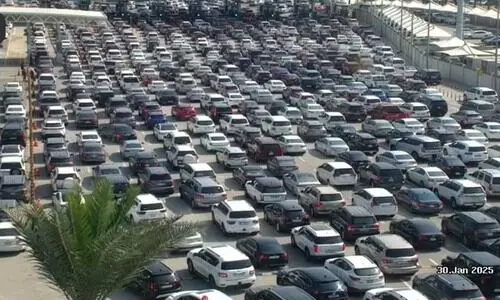 സൗദി-ബഹ്റൈൻ കോസ് വേയിൽ വൻ ഗതാഗതക്കുരുക്ക്