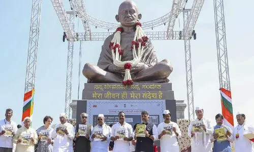 ഗാന്ധിയുടെ ചരമവാർഷികത്തിൽ ആർ.എസ്.എസ് മേധാവിയുടെ ‘ഇന്ത്യാ സ്വാതന്ത്ര്യ’ പരാമർശത്തിനെതിരെ കോൺഗ്രസ്