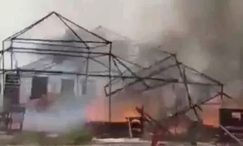 പ്രയാഗ് രാജിലെ മഹാ കുംഭമേളയിൽ ദുരന്തമൊഴിയുന്നില്ല; തീർത്ഥാടകർക്ക് വിശ്രമിക്കാനുള്ള ടെന്റുകൾക്ക് തീപിടിച്ചു