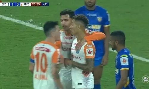 അയ്യയ്യേ നാണക്കേട്! പാസ് കൊടുക്കാതെ ഗോളവസരം നഷ്ടപ്പെടുത്തി; ഗ്രൗണ്ടിൽ നോഹയുമായി കൊമ്പുകോർത്ത് ലൂന -വിഡിയോ