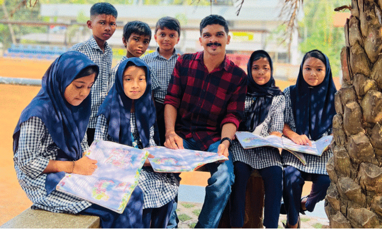 സോഷ‍്യൽ മീഡിയയിൽ വൈറലായ ഷഫീഖ് മാഷ് അധ‍്യയനം രസകരമാക്കുന്നത് ഇങ്ങനെയാണ്