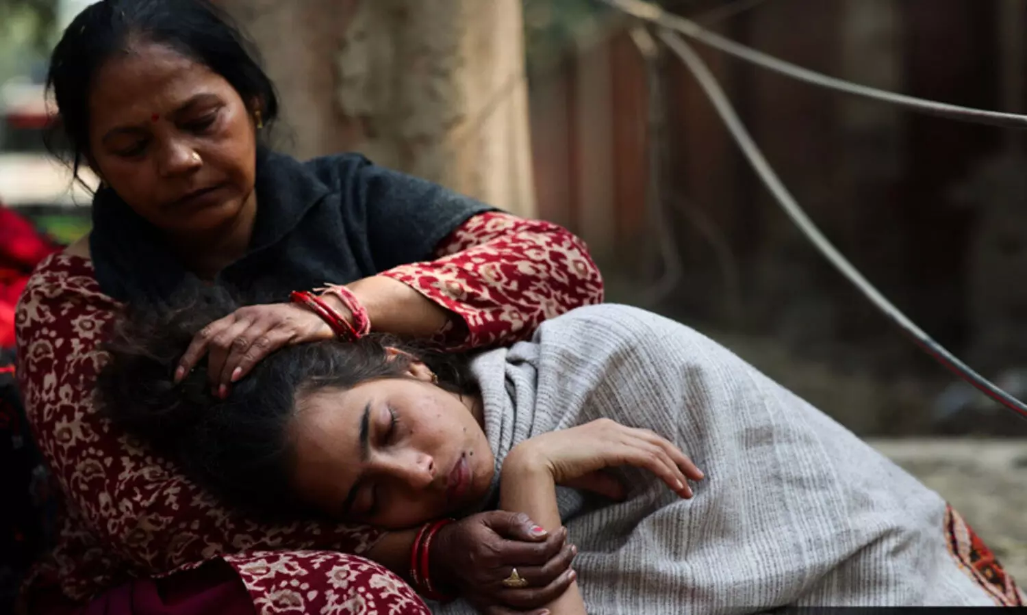 അമ്മയെ മനുഷ്യക്കടൽ വിഴുങ്ങുന്നത് കണ്ട് മകൾ; കണ്ണീർ കാഴ്ചകളിൽ മുങ്ങി മഹാകുംഭ മേള