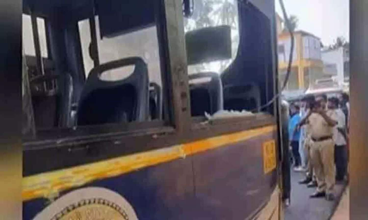 യാത്രയ്ക്കിടെ കൈ പുറത്തിട്ടു; ഇലക്ട്രിക് പോസ്റ്റിലിടിച്ച് കൈ അറ്റു, ചോര വാർന്ന് ദാരുണാന്ത്യം