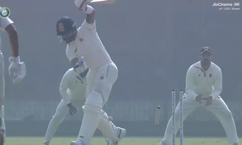 ആറു റൺസുമായി കോഹ്ലി ക്ലീൻ ബൗൾഡ്..; 13 വർഷത്തിന് ശേഷമാണ് രഞ്ജിയിൽ പാഡുകെട്ടിയത് -വിഡിയോ ആറു റൺസുമായി കോഹ്ലി ക്ലീൻ ബൗൾഡ്..; 13 വർഷത്തിന് ശേഷമാണ് രഞ്ജിയിൽ പാഡുകെട്ടിയത് -വിഡിയോ