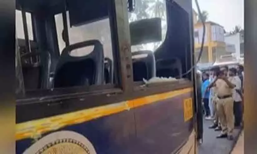 യാത്രയ്ക്കിടെ കൈ പുറത്തിട്ടു; ഇലക്ട്രിക് പോസ്റ്റിലിടിച്ച് കൈ അറ്റു, ചോര വാർന്ന് ദാരുണാന്ത്യം