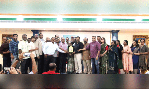 ബാ​ബു വ​ർ​ഗീ​സി​ന് യാ​ത്ര​യ​യ​പ്പ് ന​ൽ​കി