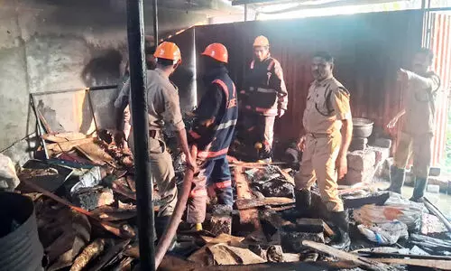 ചെറുകുന്ന് തറയിൽ വ്യാപാര സ്ഥാപനങ്ങളിൽ തീപിടിത്തം