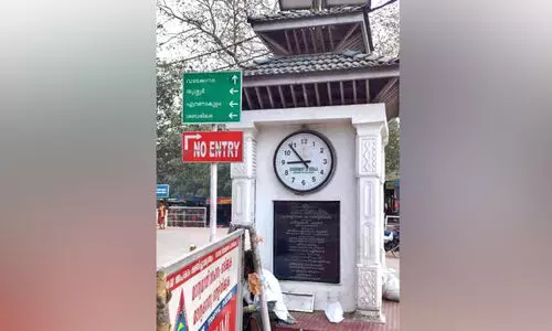 മ​ന്ത്രി ഇ​ട​പെ​ട്ടു; കൊ​ടു​ങ്ങ​ല്ലൂ​രി​ലെ ക്ലോ​ക്കു​ക​ൾ​ക്ക് ഇ​നി ന​ല്ല സ​മ​യം