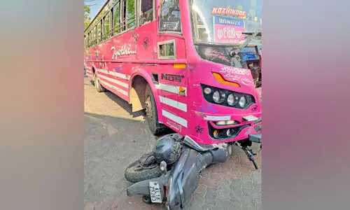 ജീ​വ​ന് വി​ല​വെക്കാതെ സ്വ​കാ​ര്യ ബ​സു​ക​ളു​ടെ മ​ര​ണ​പ്പാ​ച്ചി​ൽ