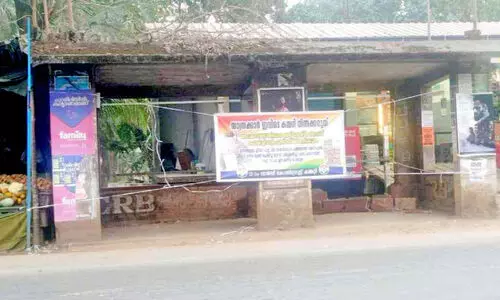 അ​പ​ക​ട​ാവ​സ്ഥ​യി​ൽ വ​രി​യ​ട്ട്യാ​ക്ക് ബ​സ് കാ​ത്തി​രി​പ്പ് കേ​ന്ദ്രം