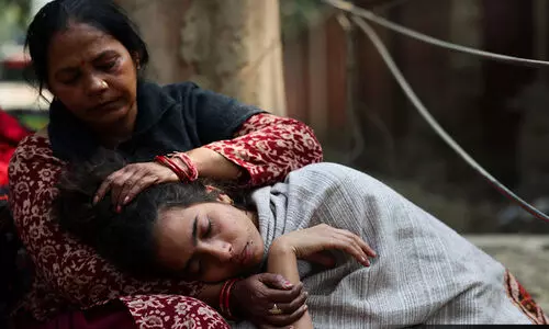 അമ്മയെ മനുഷ്യക്കടൽ വിഴുങ്ങുന്നത് കണ്ട് മകൾ; കണ്ണീർ കാഴ്ചകളിൽ മുങ്ങി മഹാകുംഭ മേള