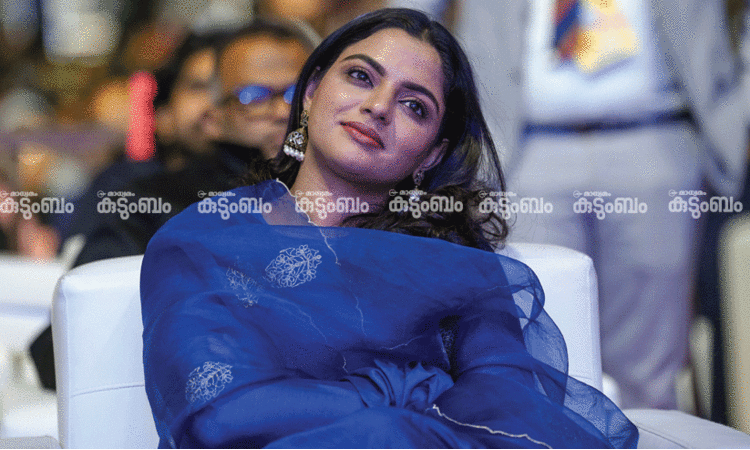 ‘ചേച്ചിയും അച്ഛനും അമ്മയുമുള്ള വീട്ടിലേക്ക് ഓടിയെത്തണമെന്ന ചിന്ത എപ്പോഴുമുണ്ട്’ -നിഖില വിമൽ മനസ്സുതുറക്കുന്നു