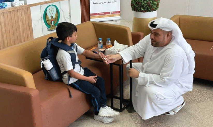 കാ​ണാ​താ​യ കു​ട്ടി​യെ മ​ണി​ക്കൂ​റി​നു​ള്ളി​ൽ ക​ണ്ടെ​ത്തി മാ​താ​പി​താ​ക്ക​ള്‍ക്ക് കൈ​മാ​റി അ​ജ്മാ​ന്‍ പൊ​ലീ​സ്