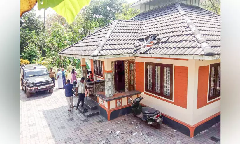 പാറമടയിൽനിന്ന്​ കല്ല് വീണ് വീടിന്റെ മേൽക്കൂര തകർന്നു