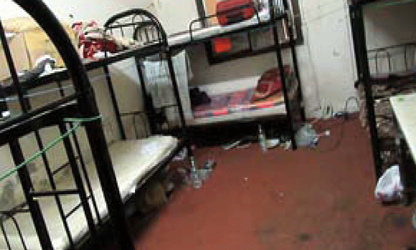 ഒ​രു മു​റി​യി​ൽ നാ​ലി​ല​ധി​കം പേ​ർ താ​മ​സി​ക്ക​രു​തെ​ന്ന് നി​ർ​ദേ​ശം