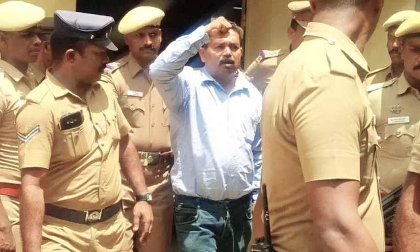 രൂപേഷിനെ കോടതിയിൽ ഹാജരാക്കാൻ കൊണ്ടുവരുന്നു