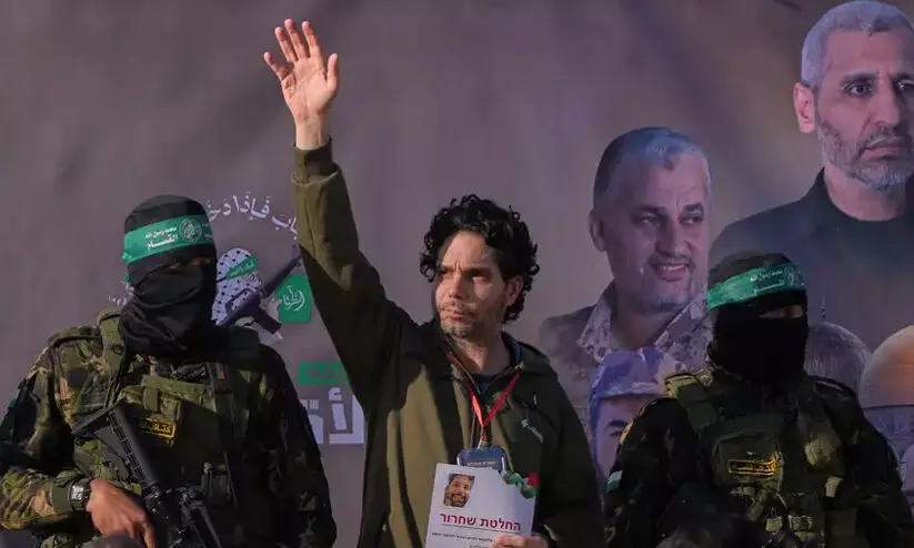 ഇസ്രായേലി-അമേരിക്കൻ പൗരനുൾപ്പെടെ മൂന്ന് ബന്ദികളെ കൈമാറി ഹമാസ്; 183 ഫലസ്തീൻ തടവുകാർക്കും മോചനം ഇസ്രായേലി-അമേരിക്കൻ പൗരനുൾപ്പെടെ മൂന്ന് ബന്ദികളെ കൈമാറി ഹമാസ്; 183 ഫലസ്തീൻ തടവുകാർക്കും മോചനം