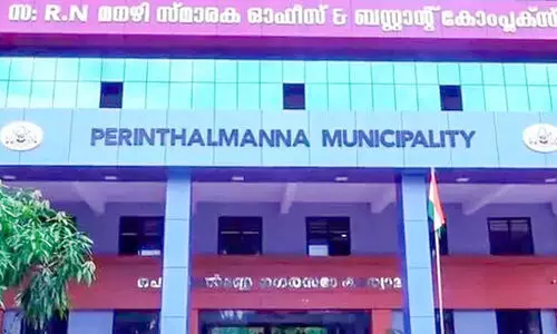 നി​ല​ച്ച പെ​രി​ന്ത​ൽ​മ​ണ്ണ ന​ഗ​ര​സ​ഭ ടൗ​ൺ​ഹാ​ൾ നി​ർ​മാ​ണം വീ​ണ്ടും ക​രാ​റി​ന്
