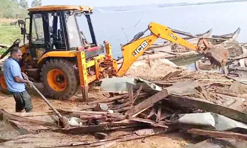 ഭാ​ര​ത​പ്പു​ഴ​യി​ൽ പൊ​ലീ​സി​ന്റെ മി​ന്ന​ൽ പ​രി​ശോ​ധ​ന; മ​ണ​ൽ സ​ഹി​തം 10 വ​ഞ്ചി​ക​ൾ പി​ടി​കൂ​ടി