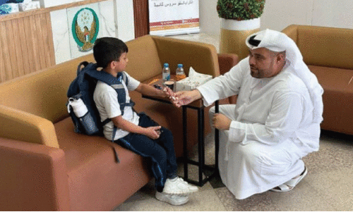 കാ​ണാ​താ​യ കു​ട്ടി​യെ മ​ണി​ക്കൂ​റി​നു​ള്ളി​ൽ ക​ണ്ടെ​ത്തി മാ​താ​പി​താ​ക്ക​ള്‍ക്ക് കൈ​മാ​റി അ​ജ്മാ​ന്‍ പൊ​ലീ​സ്